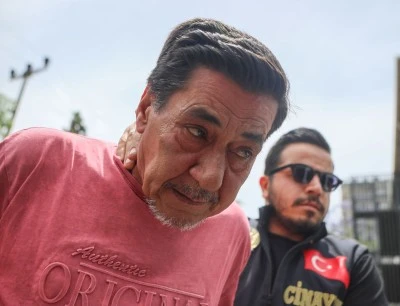 &Ouml;z oğlunu defalarca bı&ccedil;aklayarak &ouml;ld&uuml;rd&uuml;