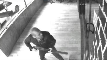 Aile ka&ccedil;tı saldırgan pompalı t&uuml;fekle kovaladı