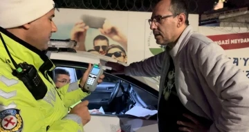 Alkoll&uuml; yakalandı, polisle pazarlık yapmaya &ccedil;alıştı; "Yakmayın beni"