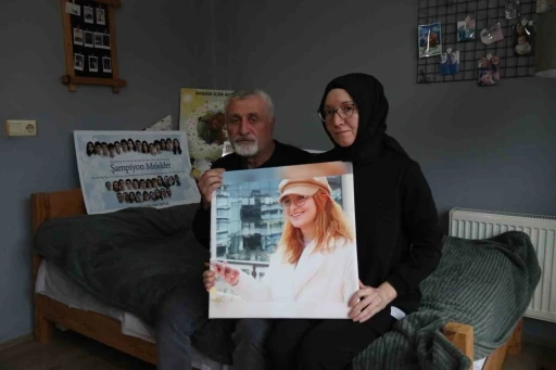 (&Ouml;ZEL) Aydoğdu ailesi 25 yaşında kaybettikleri kızları ve 72 kişi i&ccedil;in adalet istiyor
