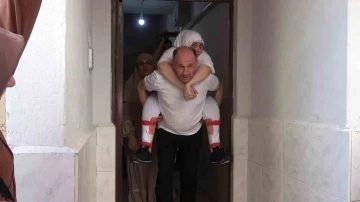 Bir araya geldiler, y&uuml;r&uuml;yemeyen Fikriye&rsquo;yi konvoyla umreye g&ouml;nderdiler