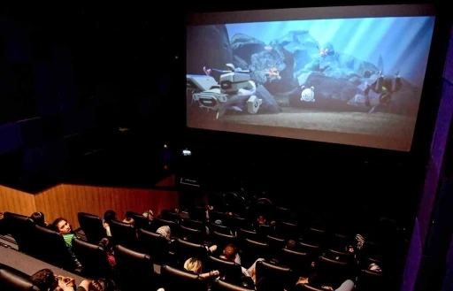 &Ouml;zel bireyler aileleriyle sinema keyfi yaptı
