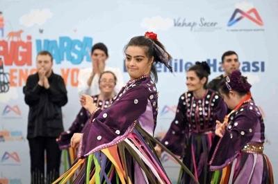 &Ouml;zel bireyler engelleri sanatla aştı
