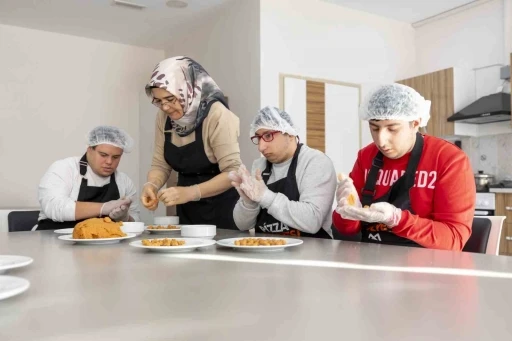 &Ouml;zel bireyler, Mutfak At&ouml;lyesi&rsquo;nde yemek pişirmeyi &ouml;ğreniyor
