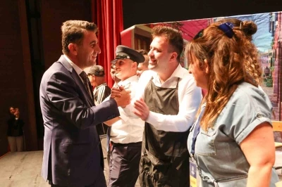 &Ouml;zel bireyler sahneye &ccedil;ıktı, izleyiciler ayakta alkışladı
