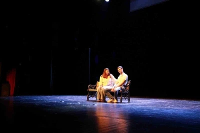 &Ouml;zel bireyler tiyatro oyununda h&uuml;nerlerini sergiledi
