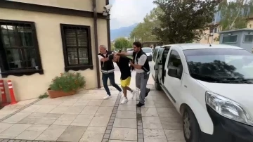 Bursa&rsquo;da yakalanan su&ccedil;ludan polislere: &ldquo;Maymun &ccedil;i&ccedil;eğine yakalandım size de bulaşır&rdquo;