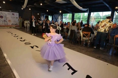 &Ouml;zel &ccedil;ocuklar podyumda ışıldadı
