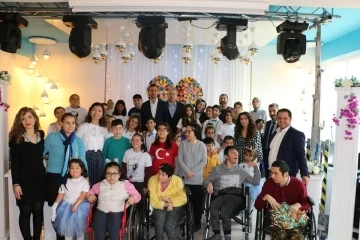 &Ouml;zel &ccedil;ocuklara ve yaşlı hastalara kaybolma ihtimaline karşı sevgi izi d&ouml;vmesi
