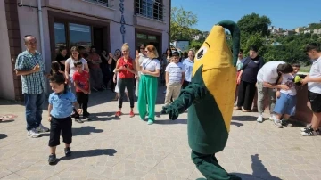 &Ouml;zel &ccedil;ocuklarla hem oynadılar hem mısır ikram ettiler
