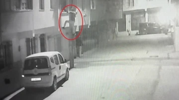 Bursa'da ev sahibi kadın &ccedil;etin ceviz &ccedil;ıktı.. Evine girdiği hırsızı kovaladı