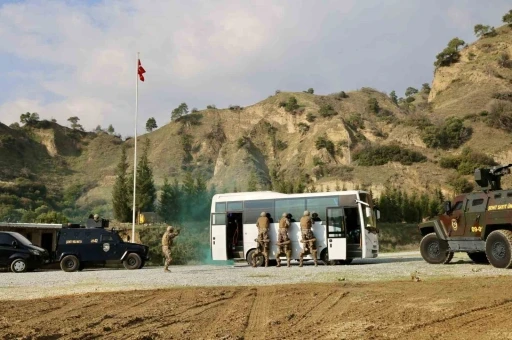 &Ouml;zel harekat polislerinin tatbikatı ger&ccedil;eği aratmadı
