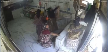 (&Ouml;zel) İstanbul&rsquo;da akıl almaz hırsızlık kamerada: Kancadaki 15 kilogramlık karkas eti &ccedil;aldılar
