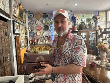 Bursa'da Kurtuluş Savaşı&rsquo;ndan kalan sıhhiye &ccedil;antasına g&ouml;z&uuml; gibi bakıyor