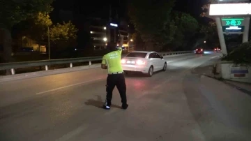 Bursa'da ne &lsquo;dur&rsquo; ikazına, ne uyarı ateşine aldırış etti, geri vitese takıp ka&ccedil;tı