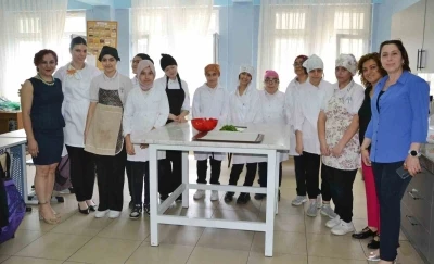 &Ouml;zel &ouml;ğrenciler uygulamalı eğitimle mutfak becerilerini geliştiriyor
