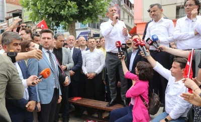 &Ouml;zel: "Bir bankın &uuml;zerindeyiz ama milletin g&ouml;nl&uuml;ndeyiz"