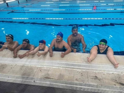 &Ouml;zel sporcuların y&uuml;zme yarışında renkli g&ouml;r&uuml;nt&uuml;ler ortaya &ccedil;ıktı
