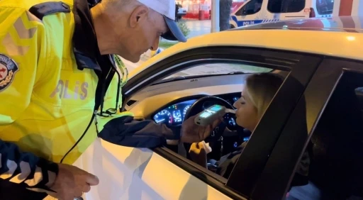 Bursa polisinin alkoll&uuml; s&uuml;r&uuml;c&uuml; ile imtihanı 