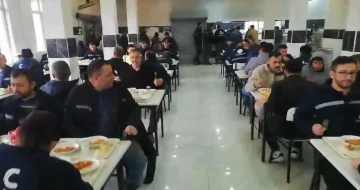 Bursa'da iş&ccedil;iler &ouml;ğle yemeğinde eylem yaptı