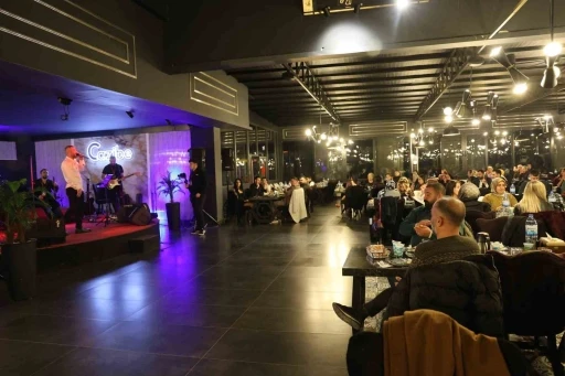 &Ouml;zg&uuml;n m&uuml;ziğin ustası Seydi unutulmaz bir gece yaşattı
