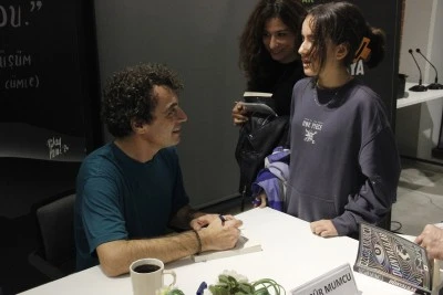 &Ouml;zg&uuml;r Mumcu Nil&uuml;fer&rsquo;de okurlarıyla buluştu