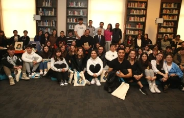 &Ouml;zg&uuml;r Ozan &ouml;ğrencilere Tomris Uyar &ouml;yk&uuml;s&uuml; okudu
