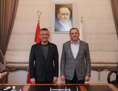 &Ouml;zg&uuml;r &Ouml;zel, Ayvalık Belediyesi'ni ziyaret etti