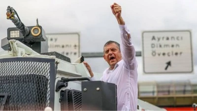 &Ouml;zg&uuml;r &Ouml;zel, CHP'den istifa etti