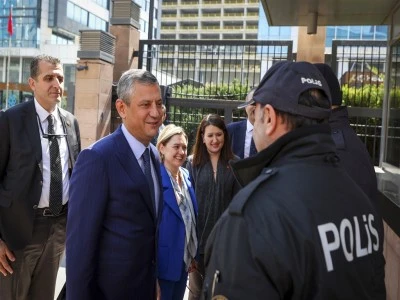 &Ouml;zg&uuml;r &Ouml;zel, CHP Genel Merkezi'nde g&ouml;revli polislerin g&uuml;n&uuml;n&uuml; kutladı