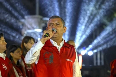 &Ouml;zg&uuml;r &Ouml;zel: Cumhuriyet, kimsesizlerin kimsesidir