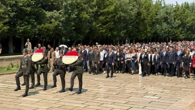 &Ouml;zg&uuml;r &Ouml;zel'den Lozan Antlaşması'nın 102&rsquo;nci yıl d&ouml;n&uuml;m&uuml;nde Anıtkabir'e ziyaret