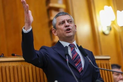 &Ouml;zg&uuml;r &Ouml;zel'den TBMM girişinde a&ccedil;ıklamalar