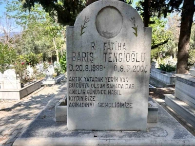 &Ouml;zg&uuml;r &Ouml;zel&rsquo;e saldıran ş&uuml;phelinin katlettiği oğlunun mezarındaki "Analar g&uuml;n&uuml;nde nasıl kıydın bize" ifadeleri dikkat &ccedil;ekti
