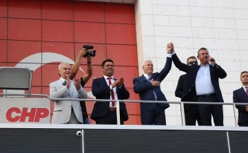 &Ouml;zg&uuml;r &Ouml;zel, h&uuml;k&uuml;mete Bursa'dan seslendi: Başkanlarımızın y&uuml;z&uuml;n&uuml; &ouml;ne eğdirmeyiz