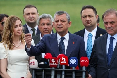 &Ouml;zg&uuml;r &Ouml;zel, İmamoğlu'nu ziyaret etti, Buğra G&ouml;k&ccedil;e'nin nikah t&ouml;renine katıldı