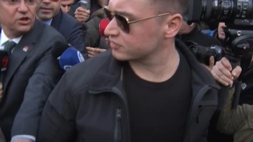 &Ouml;zg&uuml;r &Ouml;zel&rsquo;in korumalarından gazetecilere k&ouml;t&uuml; muamele
