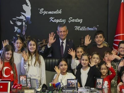&Ouml;zg&uuml;r &Ouml;zel, koltuğunu 5'inci sınıf &ouml;ğrencisi Elisa'ya devretti
