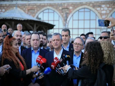 &Ouml;zg&uuml;r &Ouml;zel, Kurban Bayramı namazı sonrası konuştu: Kimse partiden istifa etmesin