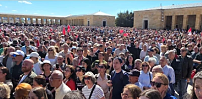 &Ouml;zg&uuml;r &Ouml;zel on binlerle Anıtkabir'e y&uuml;r&uuml;d&uuml;