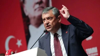 &Ouml;zg&uuml;r &Ouml;zel: 'Tiyatro değil, kanlı bir darbe' diyen kişiyim