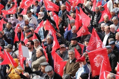 &Ouml;zg&uuml;r &Ouml;zel, Uşak&rsquo;ta mitinge katıldı