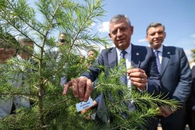  &Ouml;zg&uuml;r &Ouml;zel, YENİ Parti Genel Merkezi'nde fidan dikti