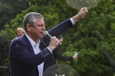&Ouml;zg&uuml;r &Ouml;zel 'Yeni Patimizi Kuruyoruz' a&ccedil;ıklamasını yaparken kendisine destek &ccedil;ıkan milletvekillerin isimleri