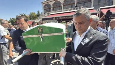 &Ouml;zg&uuml;r &Ouml;zel, Yılmaz B&uuml;y&uuml;kerşen'in kız kardeşinin cenazesine katıldı