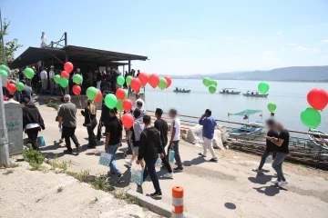 &Ouml;zg&uuml;rl&uuml;klerini g&ouml;ky&uuml;z&uuml;ne balon u&ccedil;urarak kutladılar