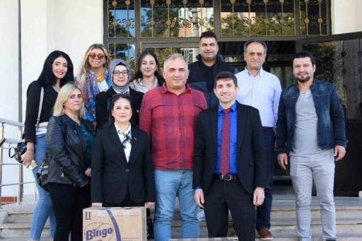 &Ouml;zhan G&ouml;n&uuml;ll&uuml;leri kitap bağışına devam ediyor