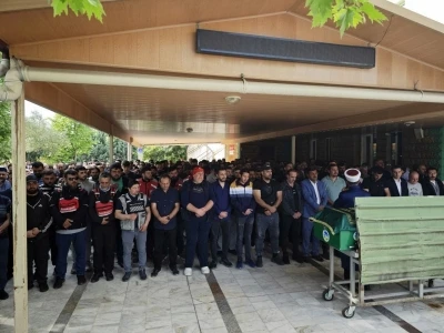 Paket g&ouml;t&uuml;r&uuml;rken kazada hayatını kaybeden motokurye son yolculuğuna uğurlandı
