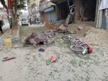 Pakistan&rsquo;da se&ccedil;im konvoyuna bombalı saldırı: 4 &ouml;l&uuml;
