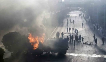 Pakistan&rsquo;da sokaklar savaş alanına d&ouml;nd&uuml;: 1 &ouml;l&uuml;, 12 yaralı
